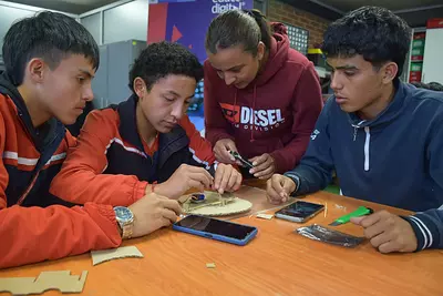 En talleres de innovación, estudiantes de Tibasosa fabricaron una caneca digital